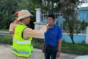 CSGT kiểm tra nồng độ cồn lái xe.
