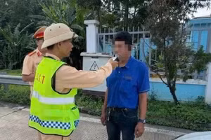 CSGT kiểm tra nồng độ cồn lái xe.