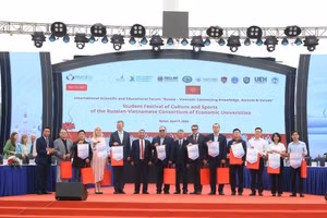 Đại diện Ban tổ chức trao cờ lưu niệm chụp ảnh cùng đơn vị tham dự ngày hội.