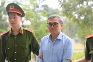 Nguyên Thứ trưởng Hoàng Quốc Vượng bị dẫn giải ra tòa từ sáng sớm.