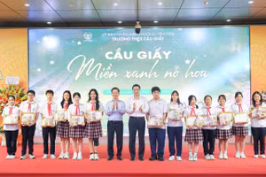 Lãnh đạo phường Yên Hòa trao khen thưởng cho học sinh.