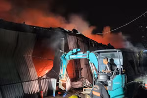 Cảnh sát PCCC và CNCH huy động máy xúc tham gia hỗ trợ chữa cháy.