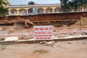 Căng dây và đặt biển cảnh báo nguy hiểm sau sự cố sạt lở.