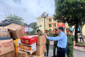 Lực lượng chức năng tiếp nhận, xử lý bánh kẹo, thực phẩm người dân giao nộp.