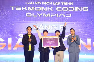 Nguyễn Thanh Bình - lớp 7A4 - nhận giải Đồng tại lễ trao giải.