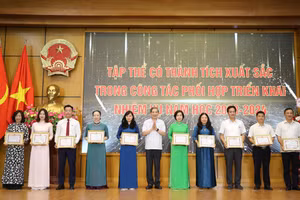 Bí thư Quận ủy Ba Đình - Hoàng Minh Dũng Tiến trao khen thưởng cho tập thể có thành tích xuất sắc.