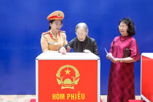 Cử tri 101 tuổi bỏ những lá phiếu bầu đại biểu Quốc hội khóa XVI và đại biểu HĐND các cấp.