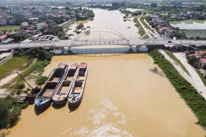 Mực nước ở khu vực cầu Mỹ Độ dâng cao do ảnh hưởng bão số 10 trước đó (Ảnh tư liệu).