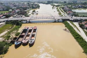 Mực nước ở khu vực cầu Mỹ Độ dâng cao do ảnh hưởng bão số 10 trước đó (Ảnh tư liệu).