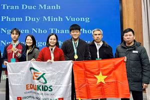 Em Nguyễn Nhật Thiên (thứ 3 từ phải qua).