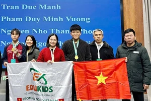 Em Nguyễn Nhật Thiên (thứ 3 từ phải qua).