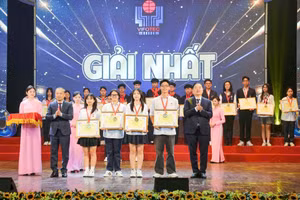 Ban tổ chức trao giải Nhất cho nhóm tác giả đạt giải.