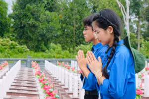  Sinh viên EPU thắp nén hương tưởng niệm và tri ân tại Nghĩa trang Liệt sĩ Trường Sơn. Ảnh: Châu Linh.