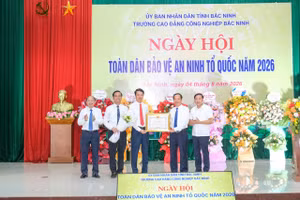 Trao Bằng khen của Chủ tịch UBND tỉnh Bắc Ninh cho đại diện lãnh đạo Trường Cao đẳng Công nghiệp Bắc Ninh. 