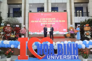 Ông Nguyễn Anh Tuấn - Chủ tịch Hội đồng trường Trường trao Nghị quyết cho Tân Hiệu trưởng - PGS.TS Bùi Anh Tuấn.