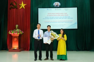 Tiến sĩ Vũ Quang Khuê - Hiệu trưởng Trường Cao đẳng Công nghiệp Bắc Ninh và đại diện tổ chức Kenan trao Quyết định Khóa đào tạo vi mạch bán dẫn.