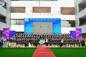 Đội tuyển Trường THPT Newton trong Lễ xuất quân trước kỳ thi.