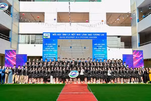 Đội tuyển Trường THPT Newton trong Lễ xuất quân trước kỳ thi.