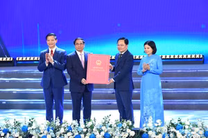 Thủ tướng Chính phủ Phạm Minh Chính trao Quyết định phê duyệt Quy hoạch tỉnh Bắc Ninh thời kỳ 2021 - 2023, tầm nhìn đến năm 2050 cho lãnh đạo tỉnh Bắc Ninh.