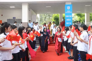 Bí thư Thành ủy Hà Nội Bùi Thị Minh Hoài đến chung vui cùng thầy trò Trường THCS Giảng Võ. Ảnh: Viết Thành