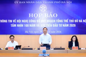 Ông Nguyễn Tiến Thiết, Chánh Văn phòng UBND TP Hà Nội chủ trì họp báo.