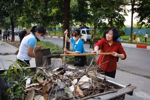 Bí thư Thành ủy Hà Nội Bùi Thị Minh Hoài tham gia thu gom rác cùng người dân Xuân Đỉnh. (Ảnh: VT)