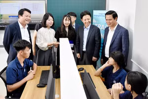 Đại biểu thăm quan phòng học "không gian số".