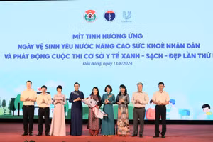 PGS.TS. Nguyễn Thị Liên Hương - Thứ trưởng Bộ Y tế tặng hoa cho các thành viên Hội đồng Giám khảo cuộc thi Cơ sở y tế Xanh- Sạch - Đẹp lần thứ I.