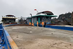 Lực lượng chức năng kiểm tra tàu khai thác cát trái phép.