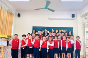 PGS.TS Đặng Thị Hảo Tâm chúc mừng cô Nguyễn Hà Quyên và học sinh 5A5.