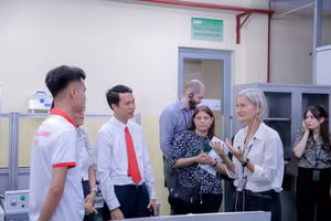 TS Vũ Quang Khuê - Hiệu trưởng BCI (thứ 2 từ trái sang phải) chia sẻ với đoàn tại phòng thực hành của sinh viên. 