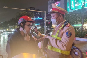 CSGT kiểm tra nồng độ cồn lái xe. Ảnh: TG