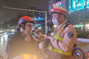 CSGT kiểm tra nồng độ cồn lái xe. Ảnh: TG