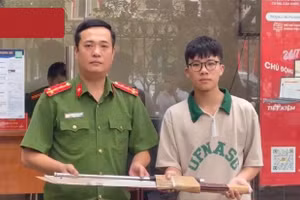 Sinh viên Nguyễn Quang Minh giao nộp cho Công an phường Mai Dịch nhiều công cụ hỗ trợ, vũ khí thô sơ ngoài công viên. 