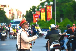 Cảnh sát giao thông làm nhiệm vụ trên các tuyến đường Thủ đô.