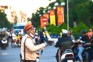Cảnh sát giao thông làm nhiệm vụ trên các tuyến đường Thủ đô.