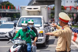 CSGT Thủ đô làm nhiệm vụ trên tuyến phố.