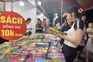 Gian trưng bày sách thu hút đông đảo học sinh, sinh viên tại ngày hội (Ảnh TL).