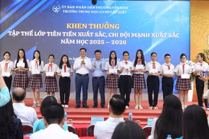 TS Lưu Văn Thông cùng đại biểu trao khen thưởng cho các em học sinh.