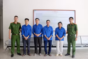 Các đối tượng tại cơ quan công an.