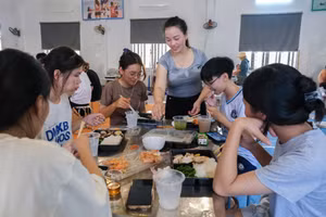 Phụ huynh "tiếp sức" cho các sĩ tử tại Trường THCS Cẩm Đàn. 