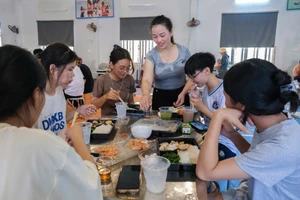 Phụ huynh "tiếp sức" cho các sĩ tử tại Trường THCS Cẩm Đàn.
