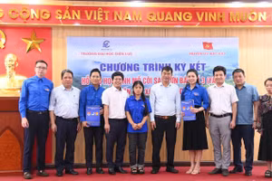 Đại diện hai bên chụp ảnh lưu niệm với em Thào Thị Nhè.