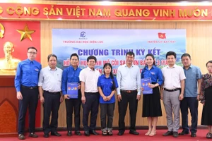 Đại diện hai bên chụp ảnh lưu niệm với em Thào Thị Nhè.