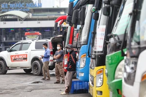 Lái xe đợi khách tại Bến xe Nước Ngầm (ảnh minh họa).