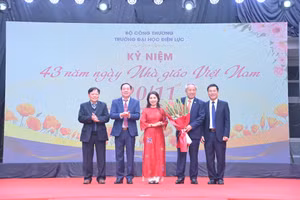 Lãnh đạo Trường Đại học Điện lực tri ân các thế hệ nhà giáo tại lễ kỷ niệm.
