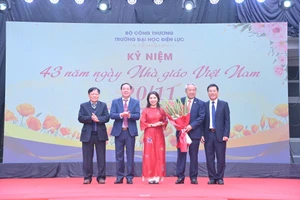 Lãnh đạo Trường Đại học Điện lực tri ân các thế hệ nhà giáo tại lễ kỷ niệm.