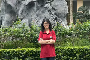 Hiền Nhi trong khuôn viên Trường Đại học Tài nguyên và Môi trường Hà Nội.