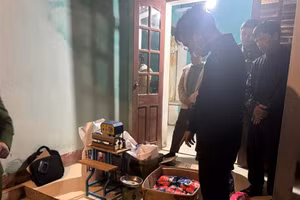 Lực lượng chức năng khám xét tại nhà đối tượng.