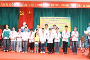 Ông Nguyễn Bá Khuyến - Bí thư Đảng ủy xã Yên Sơn và nhà báo Nguyễn Thanh Hải - Chủ tịch CLB báo chí Phú Thọ tại Hà Nội cùng đại biểu trao quà cho học sinh.